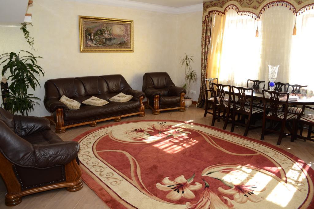 Guesthouse Grand Canyon คาเมียเนตส์-โปดิลสกี ภายนอก รูปภาพ